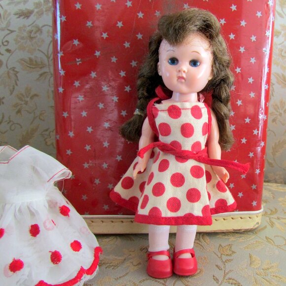 GINNY DOLL, BENT KNEE WALKER w CASE + 6 PRETTY DRESSES, 2 PAIR SHOES + MORE - Picture 7 of 16